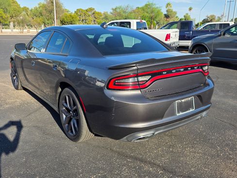 Used 2017 Dodge Charger SXT w/ Blacktop Package RWD image 3