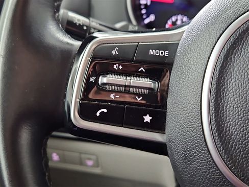 Used 2023 Kia Carnival LX image 23