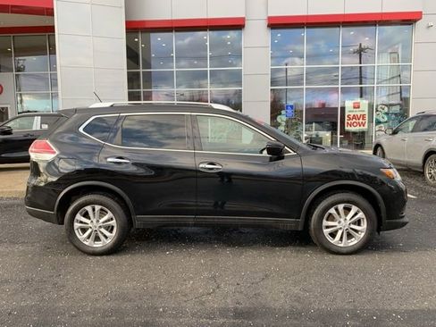 Used 2016 Nissan Rogue SV image 2