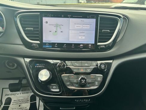 Used 2025 Chrysler Pacifica Select FWD image 8