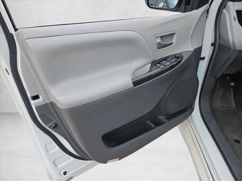 Used 2018 Toyota Sienna XLE FWD image 12