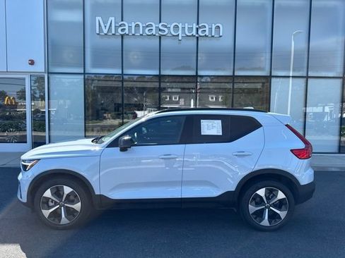 Certified 2025 Volvo XC40 B5 Plus AWD/4WD image 2