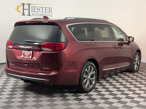 Used 2018 Chrysler Pacifica Limited w/ Tire & Wheel Group FWD image 7