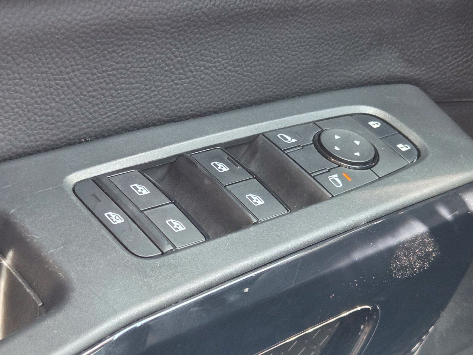 Used 2025 Nissan Pathfinder SV AWD/4WD image 32