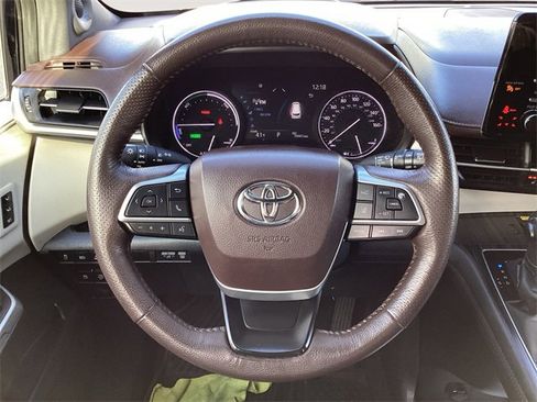 Certified 2021 Toyota Sienna Platinum image 12