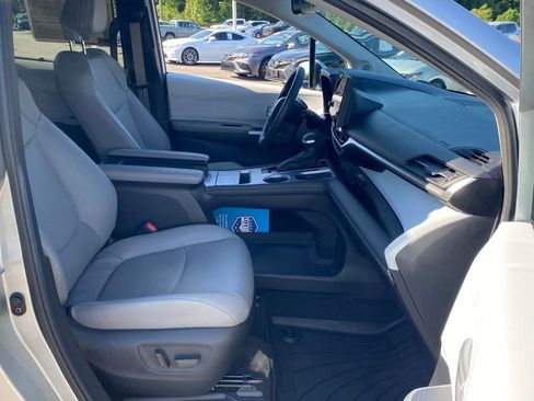 Used 2025 Toyota Sienna XLE w/ XLE Plus Package FWD image 20