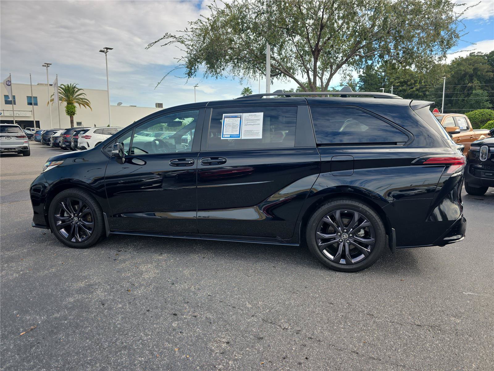 Used 2025 Toyota Sienna XSE w/ XSE Premium Package FWD image 6