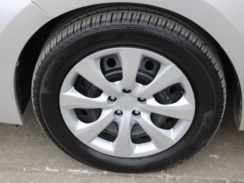 Used 2017 Toyota Corolla LE image 11