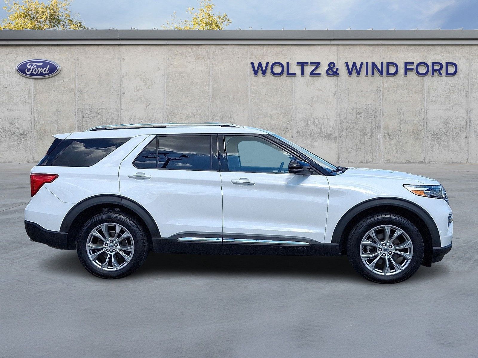 Used 2021 Ford Explorer Limited w/ Equipment Group 301A AWD/4WD image 7