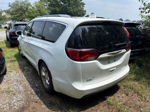 Used 2018 Chrysler Pacifica Limited w/ Advanced Safetytec Group FWD image 3