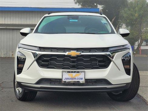 Used 2025 Chevrolet Trax LT w/ Driver Confidence Package image 2