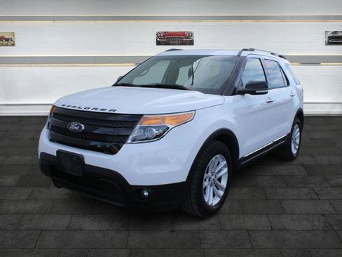 Used 2014 Ford Explorer XLT image 3