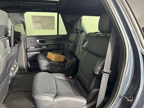 New 2026 Ford Expedition Platinum image 16