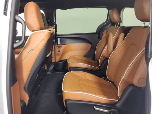 New 2026 Chrysler Pacifica Pinnacle FWD image 24