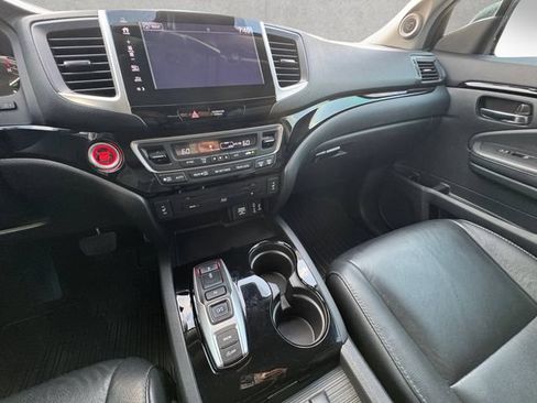 Used 2018 Honda Pilot Touring image 3