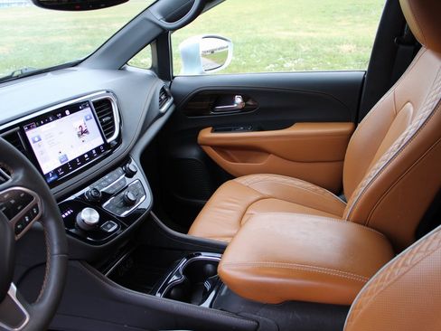 Used 2022 Chrysler Pacifica Pinnacle image 12