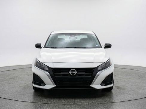 Used 2025 Nissan Altima 2.5 SV image 2