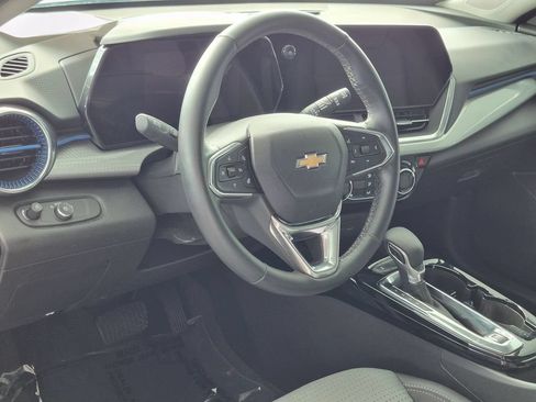 Used 2025 Chevrolet Trax LT w/ LT Convenience Package FWD image 14