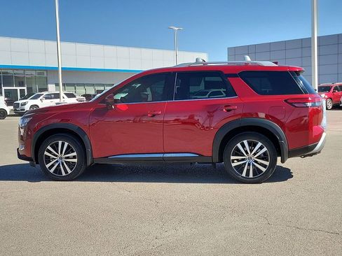 Used 2024 Nissan Pathfinder Platinum w/ Black Appearance Package FWD image 6