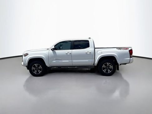 Used 2017 Toyota Tacoma TRD Sport AWD/4WD image 9
