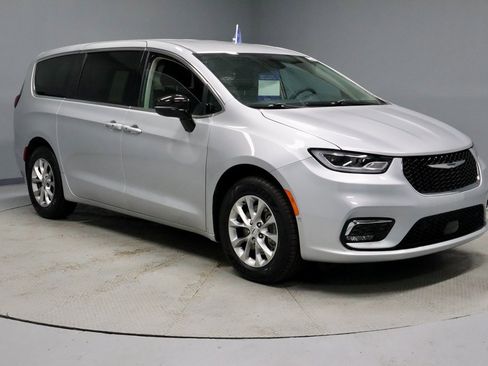 Used 2024 Chrysler Pacifica Touring-L image 1