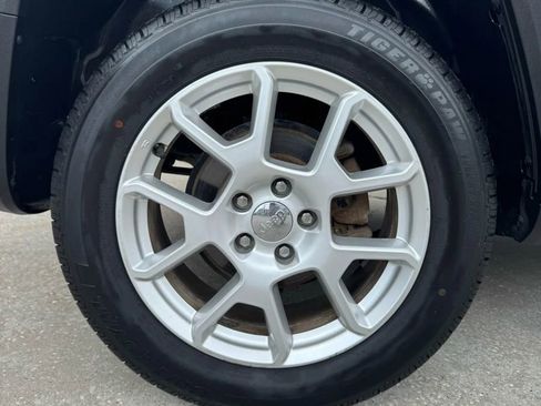 Used 2019 Jeep Renegade Latitude w/ Safety & Security Group II AWD/4WD image 35