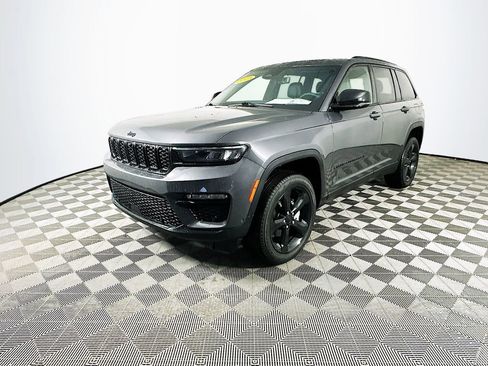 Certified 2025 Jeep Grand Cherokee Limited w/ Luxury Tech Group II image 6