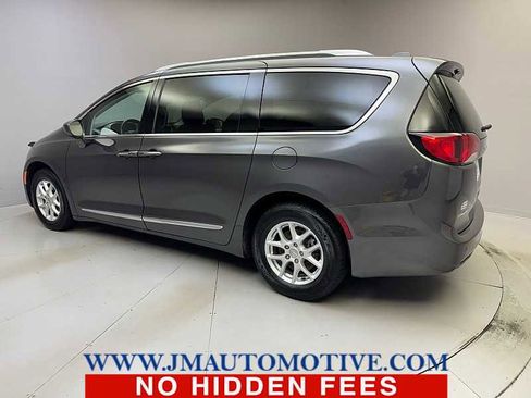 Used 2020 Chrysler Pacifica Touring-L FWD image 3