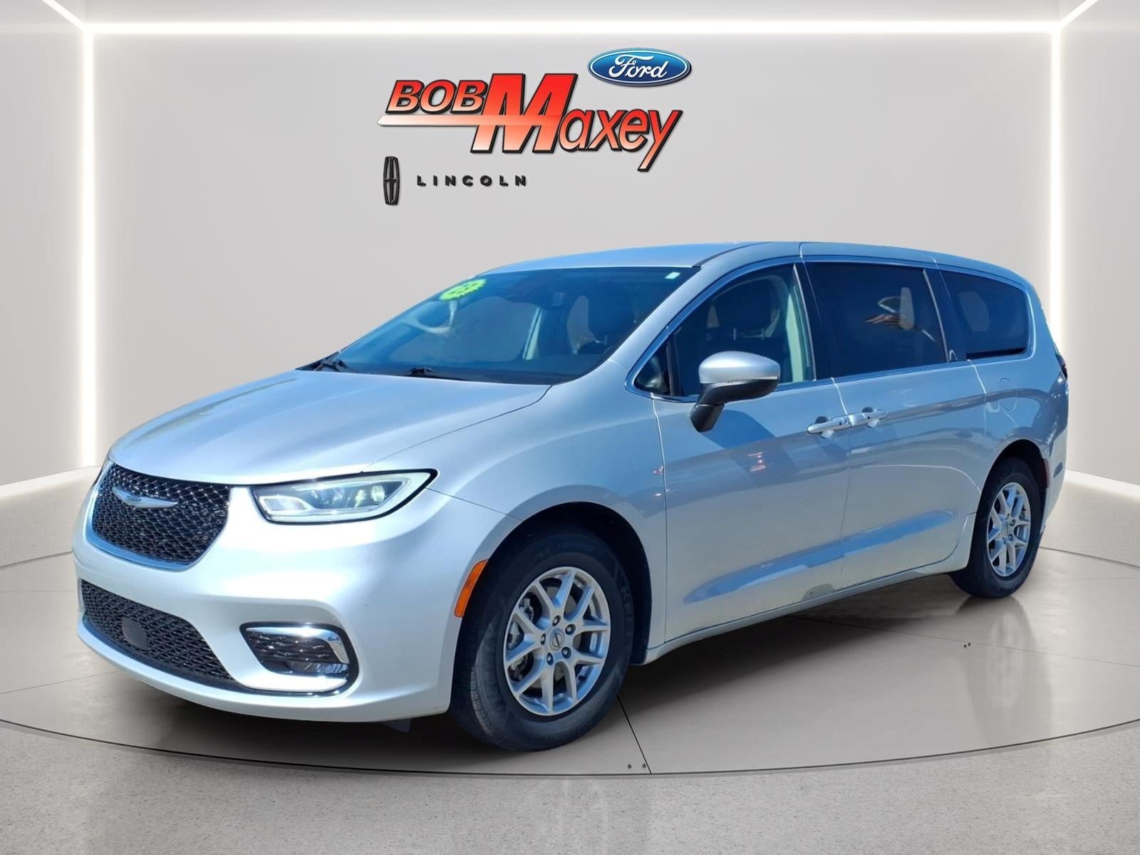 Used 2023 Chrysler Pacifica Touring-L FWD image 1