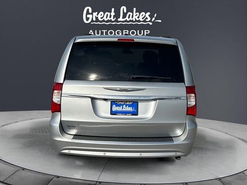 Used 2012 Chrysler Town & Country Touring-L w/ Entertainment Group #2 FWD image 4