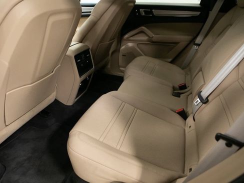 Certified 2022 Porsche Cayenne Platinum Edition image 23
