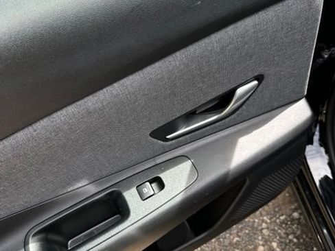 Certified 2025 Hyundai Elantra Limited FWD image 15