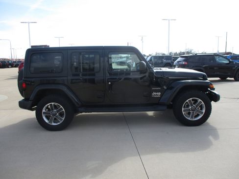 Used 2018 Jeep Wrangler Unlimited Sahara image 5