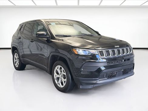 Used 2024 Jeep Compass Sport image 3
