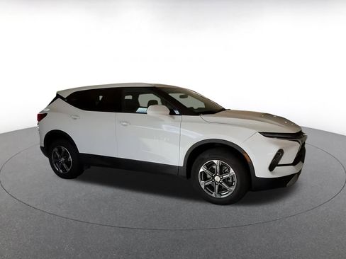 Used 2025 Chevrolet Blazer LT image 2