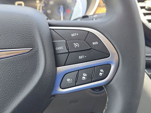 Used 2023 Chrysler Pacifica Limited FWD image 26