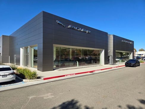 Used 2024 Land Rover Defender 110 SE image 28