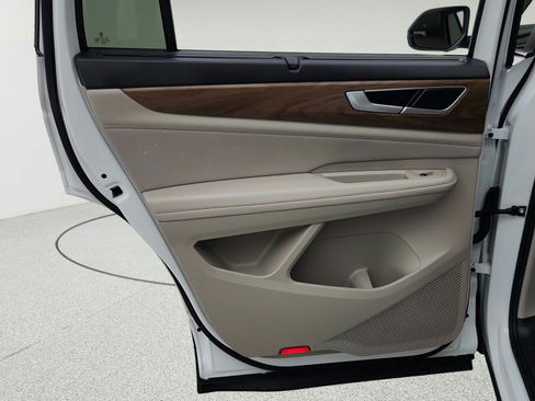 Used 2024 Volkswagen Atlas SE w/ Panoramic Sunroof Package FWD image 30