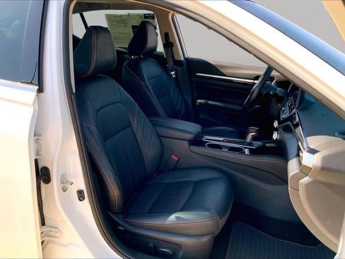 Used 2024 Nissan Altima 2.5 SR w/ SR Premium Package FWD image 9