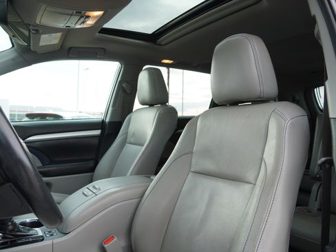 Used 2019 Toyota Highlander XLE image 20