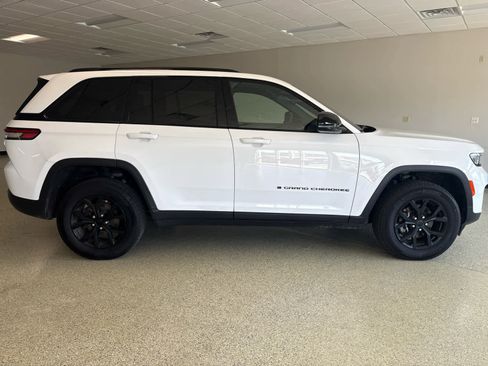 Used 2024 Jeep Grand Cherokee Altitude AWD/4WD image 5