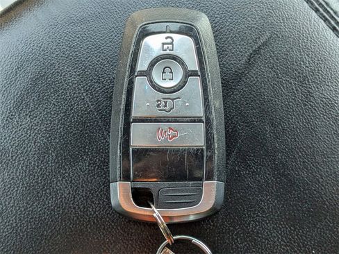 Used 2022 Ford Explorer XLT image 32