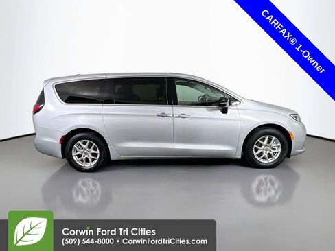 Used 2024 Chrysler Pacifica Touring-L image 19