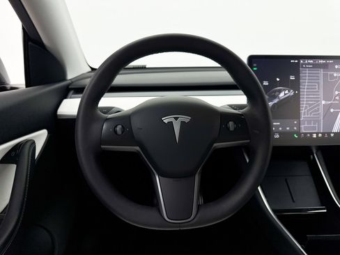 Used 2021 Tesla Model Y Long Range AWD/4WD image 3