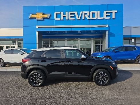 Used 2023 Chevrolet TrailBlazer ACTIV w/ Convenience Package FWD image 2