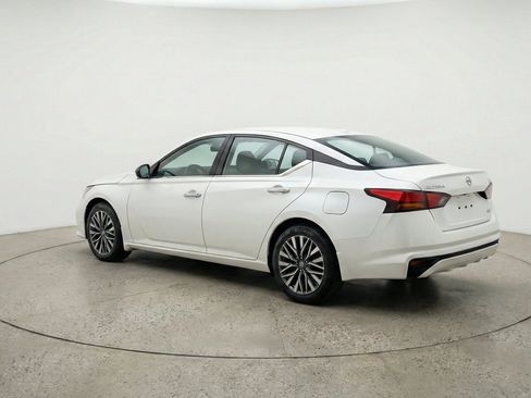 Used 2025 Nissan Altima 2.5 SV FWD image 6