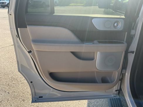 Used 2023 Lincoln Navigator L Reserve AWD/4WD image 11