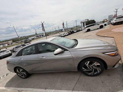 Used 2025 Hyundai Elantra Limited image 3
