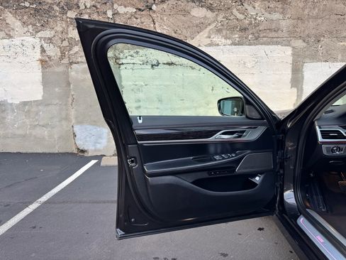 Used 2022 BMW 740i image 12