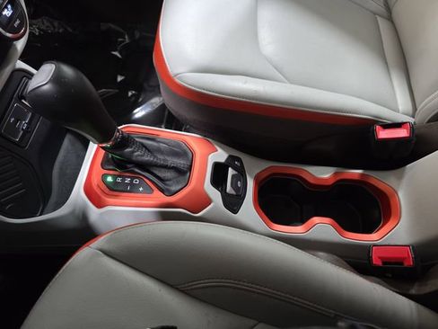 Used 2016 Jeep Renegade Limited image 23